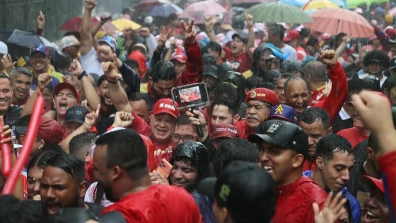 Caracas: el chavismo moviliza a miles para conmemorar los 14 años de la última victoria electoral de Hugo Chávez